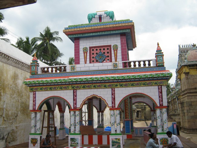 Noothana Theppam Prathistai at Thirukkudanthai Sri Aravamudhan Sannadhi