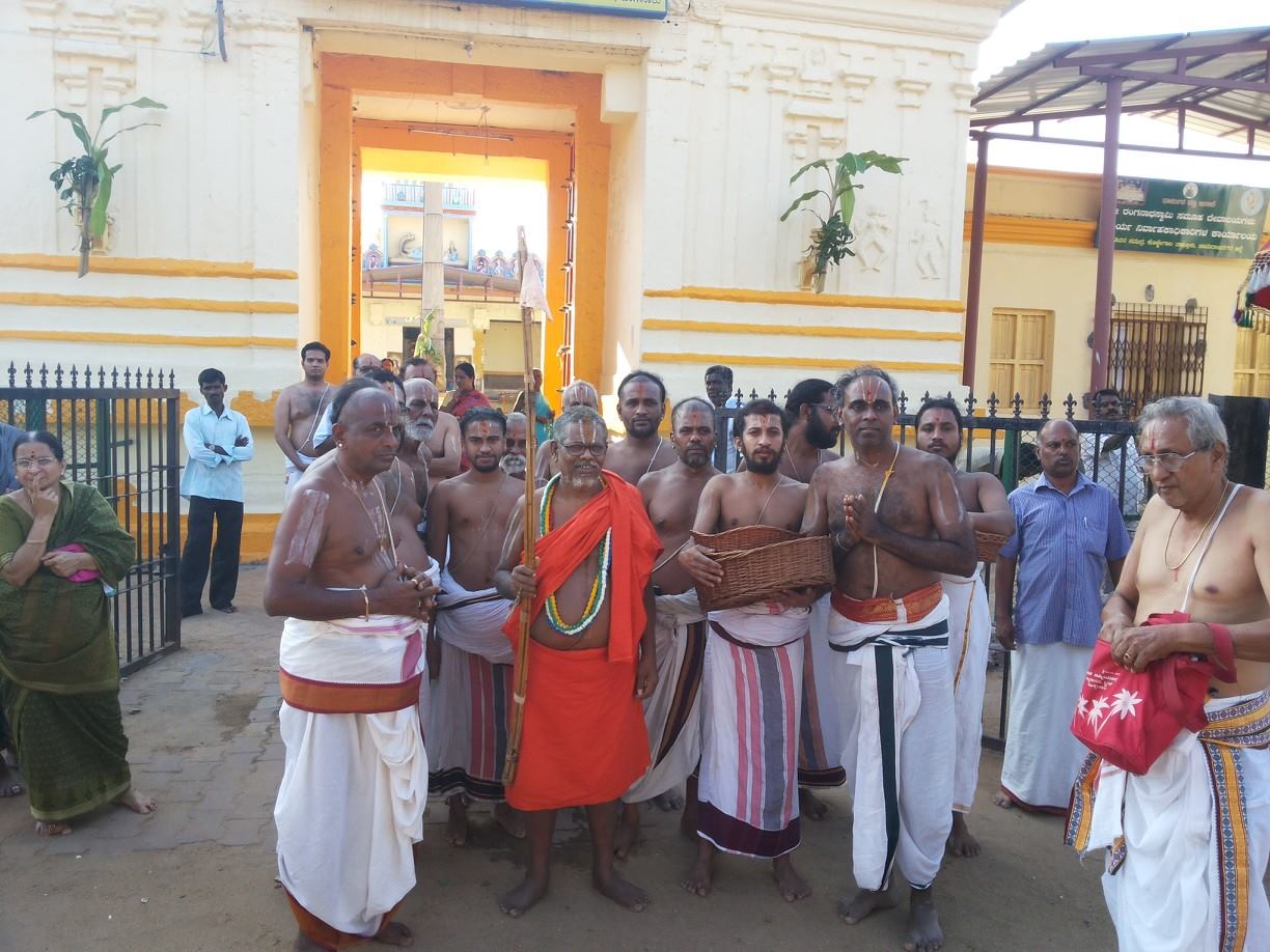 HH 46th Srimath Azhagiyasingar Mangalasasanam At Madhyarangam
